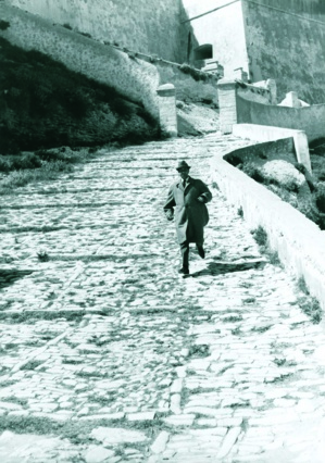 Corse Terre d’images, Jean Louis Castelli, est photographe de plateau sur le tournage en 1962 de L’Oeil du monocle de Lautner à Bonifacio, sa cité natale.
